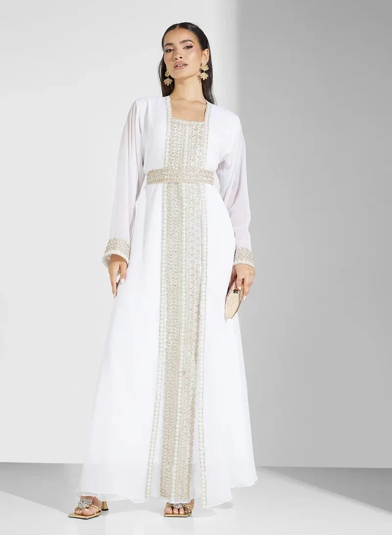 هيا كلوزيت فستان بياقة مربعة بحزام مزخرف